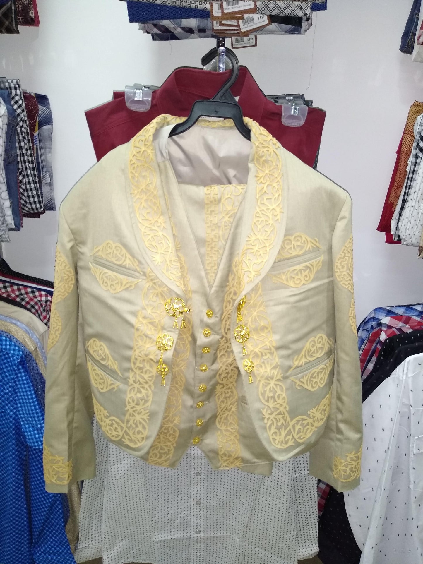 Traje Charro 3 Piezas, Greca Sencilla, Herraje en Chaquetilla y Chaleco