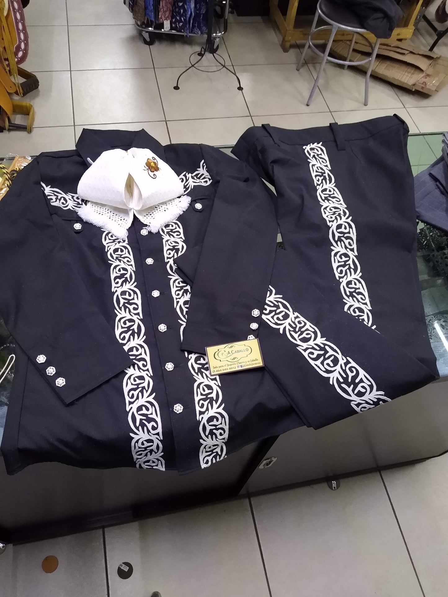 Traje Charro 2 Piezas, Botonadura en Baño de Plata, Pachuqueña y Pantalon Greca Sencilla