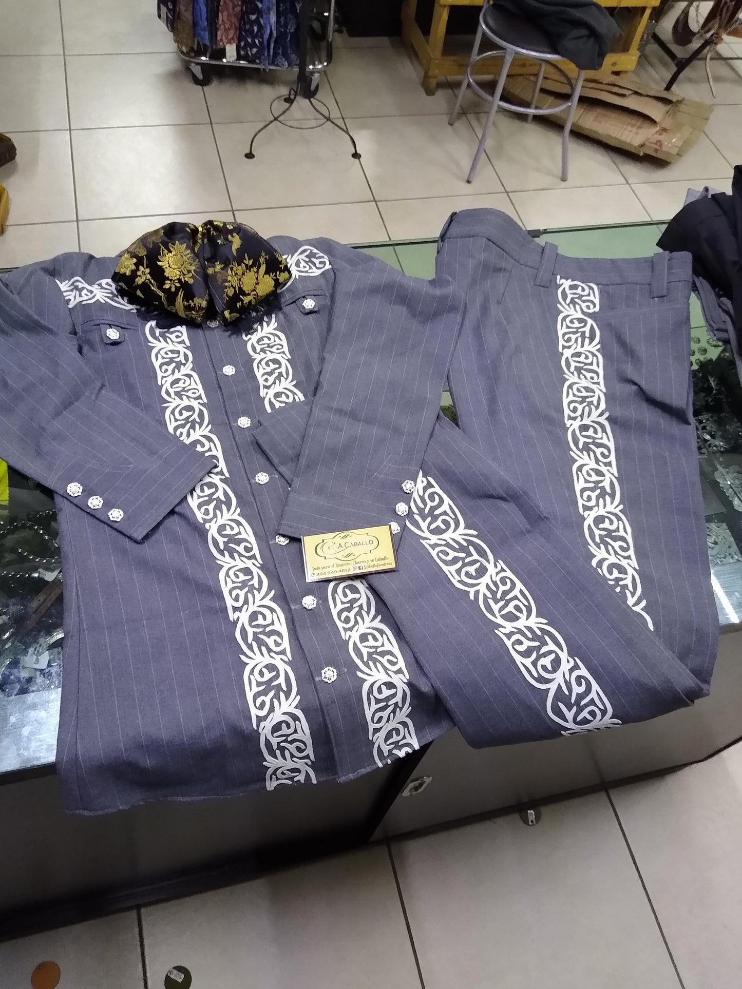 Traje Charro 2 Piezas, Botonadura en Baño de Plata, Pachuqueña y Pantalon Greca Sencilla