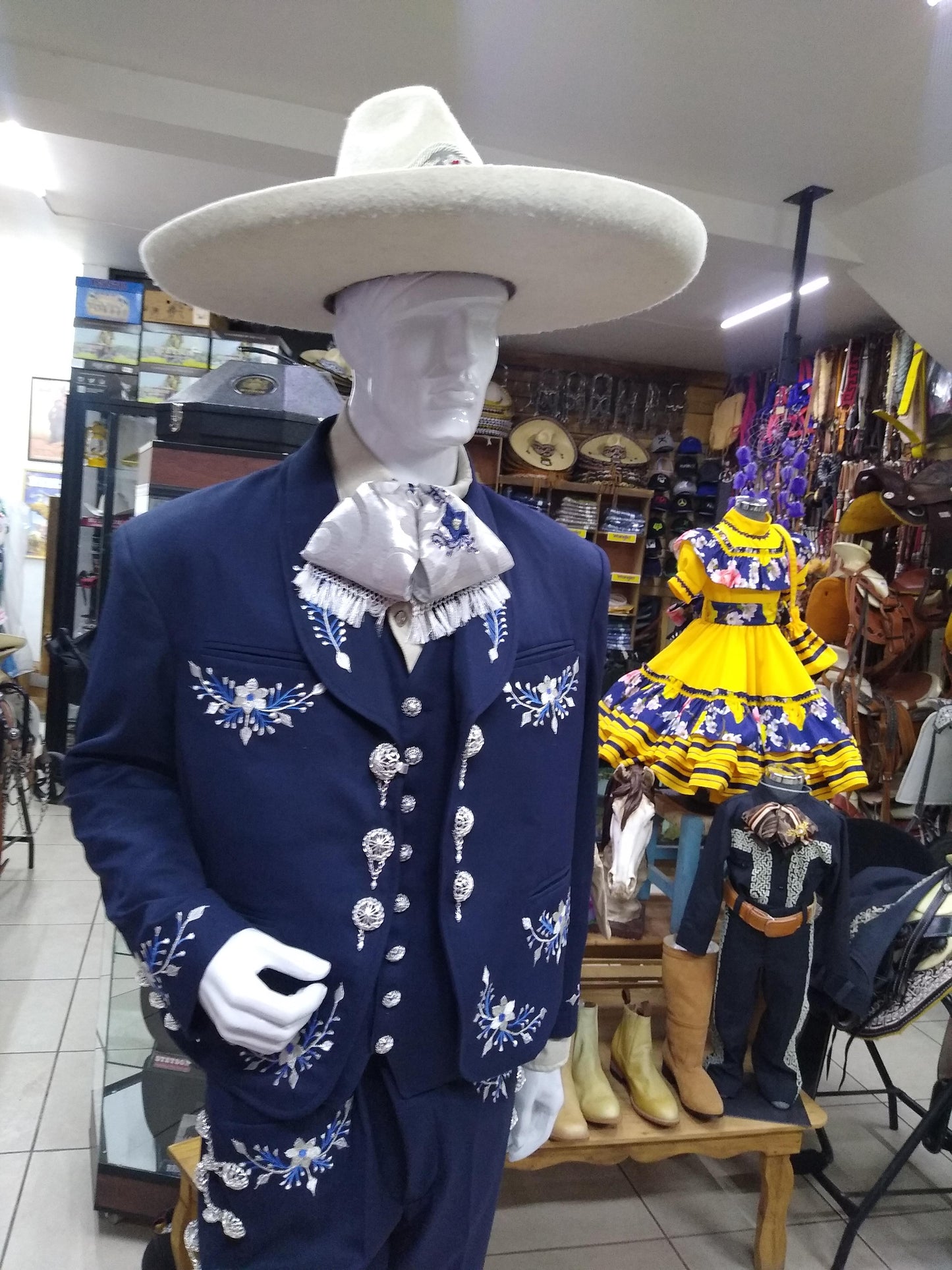 Traje Charro 3 Piezas Media Gala y Bordado en Hilo Metalico