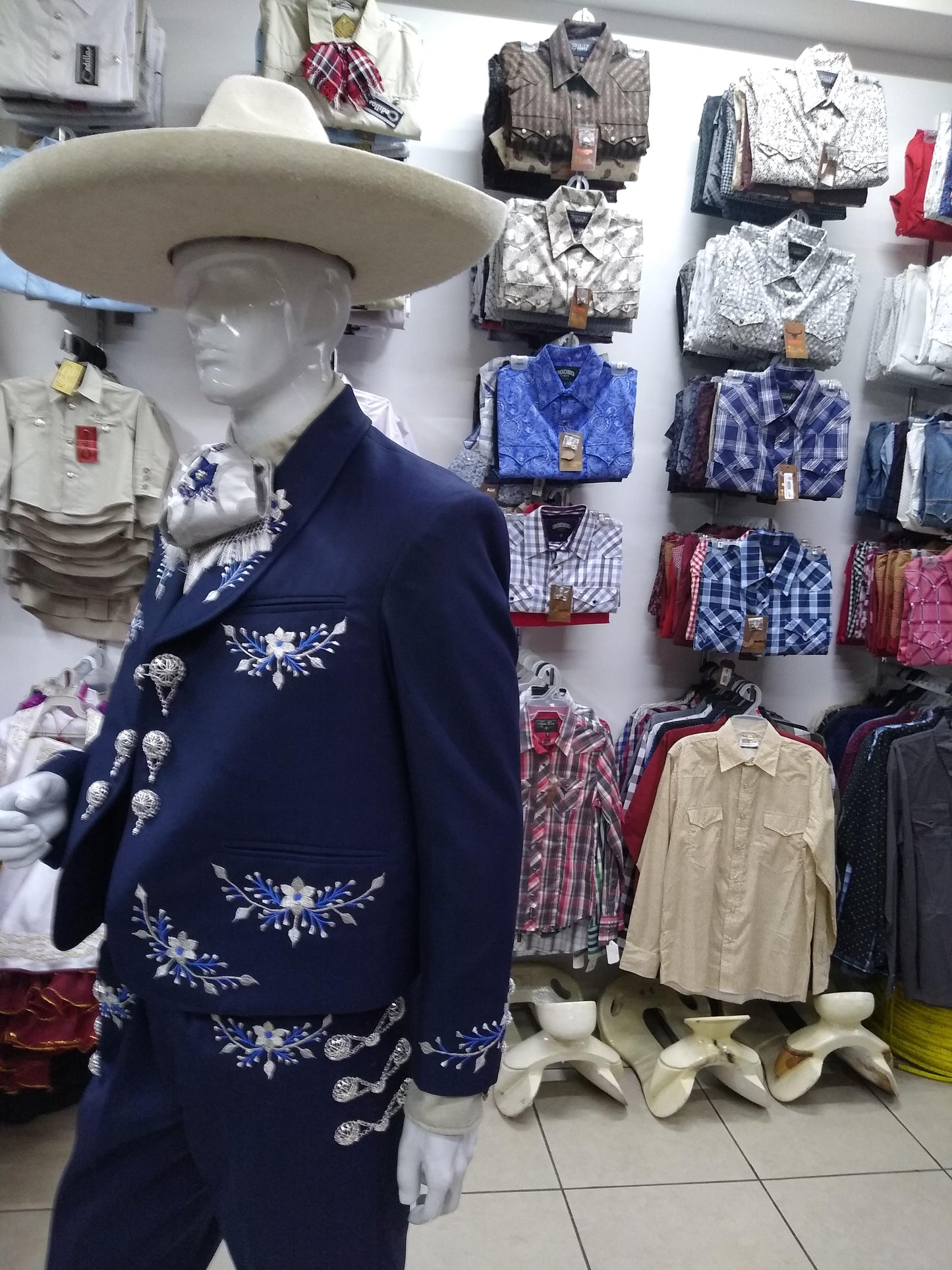 Traje Charro 3 Piezas Media Gala y Bordado en Hilo Metalico