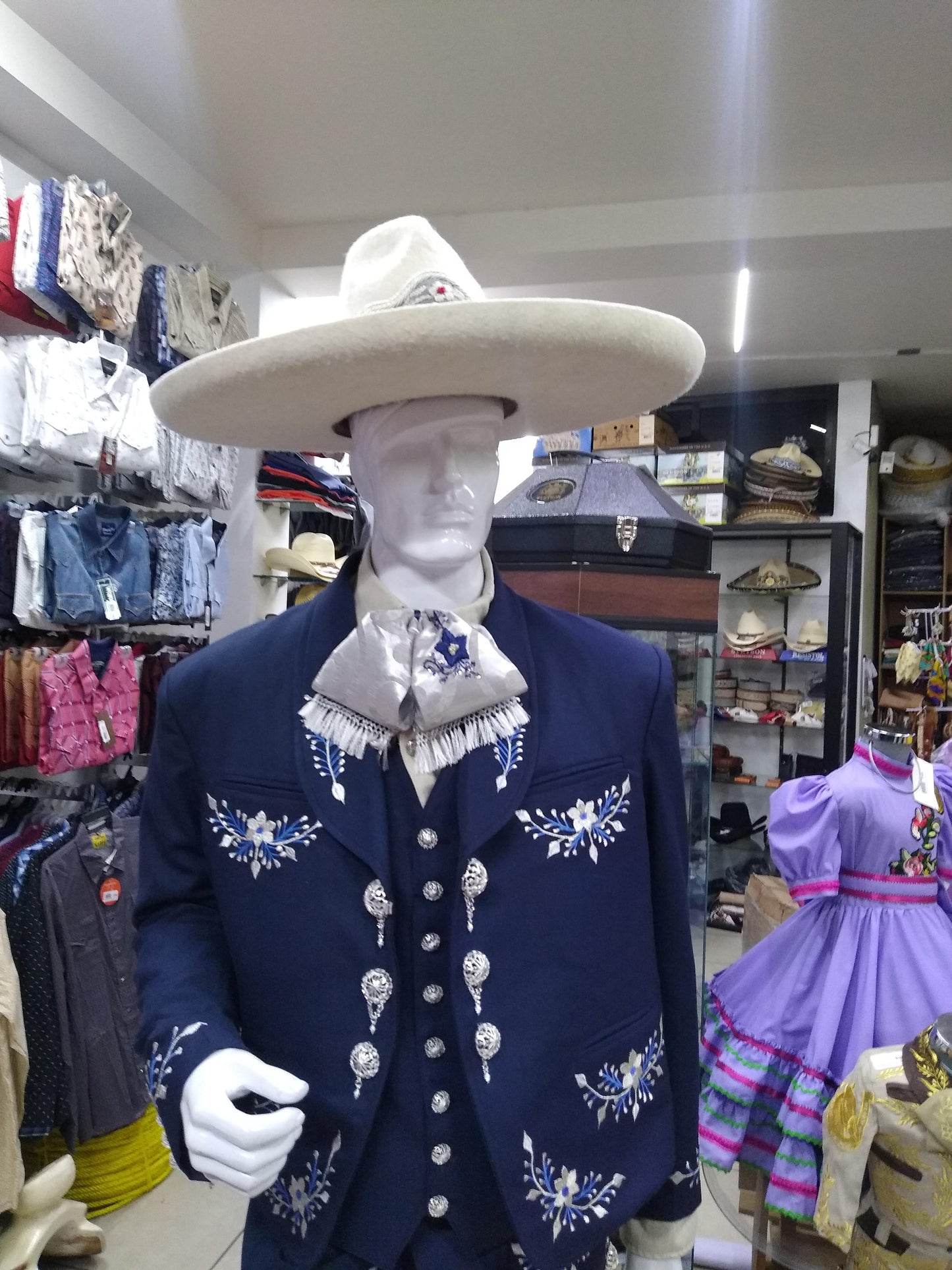 Traje Charro 3 Piezas Media Gala y Bordado en Hilo Metalico