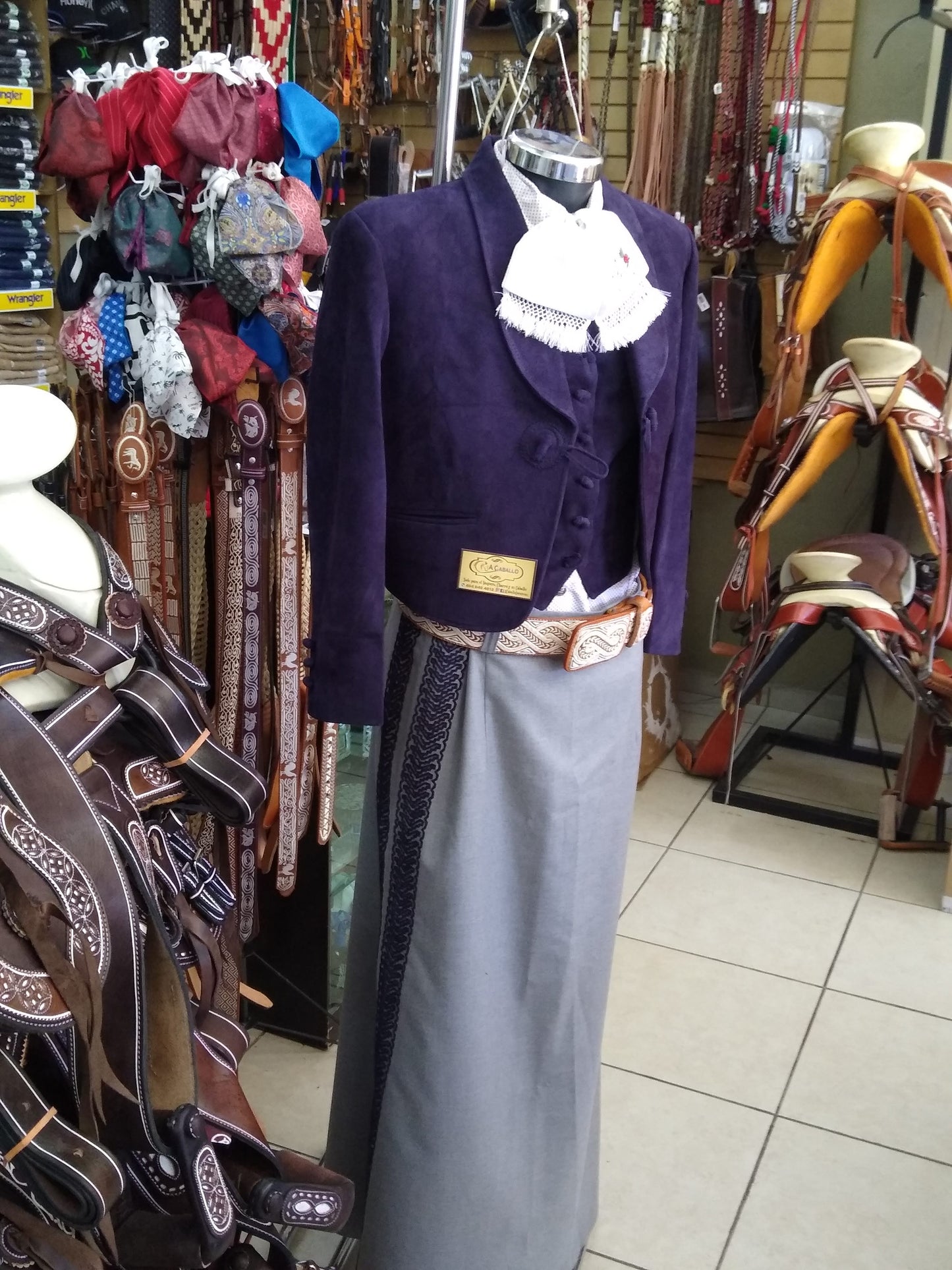 Traje Charro 3 Piezas Dama, Greca de Gamuza en Falda, Chaquetilla y Chaleco en Gamuza