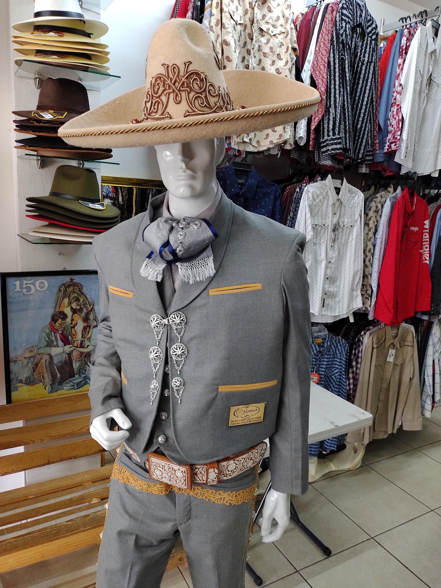 Traje Charro 3 Piezas, Greca sencilla, Vivos en gamuza en Chaquetilla y Chaleco, Botones en Pantalon y Chaquetilla